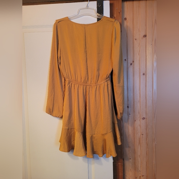 ✨️3 for $10✨️NWT Mustard Satin Mini Dress - Picture 3 of 4